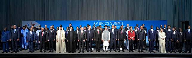 Chinese President Xi Jinping poses for a group photo with other leaders attending the BRICS-Africa Outreach and BRICS Plus Dialogue in Johannesburg, South Africa, Aug. 24, 2023. (Xinhua/Li Xueren)