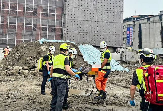 工人墜樓緊急送醫。（翻攝台灣讚警 臉書）