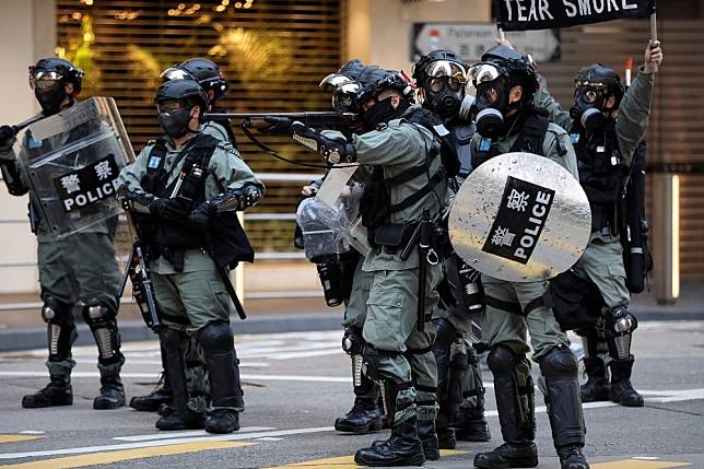 反送中事件爆發近半年，香港警察與示威者的衝突擴大社會分裂。（湯森路透）