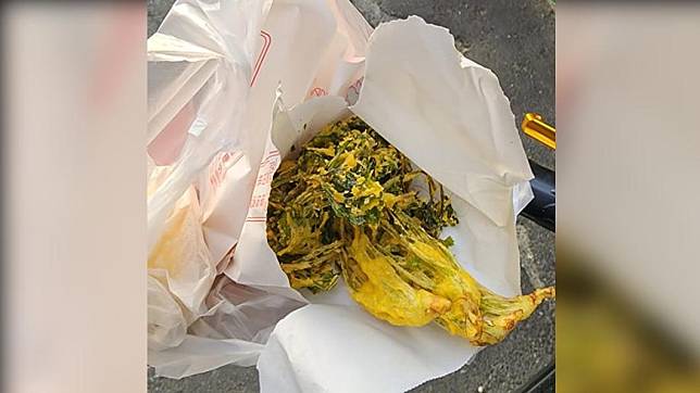 台南麻豆有人賣炸香菜。（圖／翻攝自爆廢公社公開版臉書）