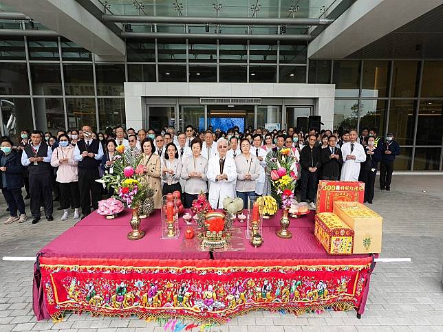 祈求民眾及醫護人員健康，總院長王乃弘與執行長劉美玉率醫護及員工祈福。（圖：光田綜合醫院提供）