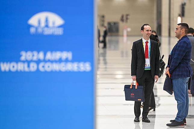 Participants communicate at the venue of the 2024 International Association for the Protection of Intellectual Property (AIPPI) World Congress in Hangzhou, east China's Zhejiang Province, Oct. 19, 2024. (Xinhua/Jiang Han)