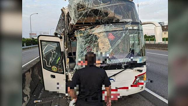 來自高雄旅行團包車的遊覽車，在國道一號北上159.4公里處發生車禍。（圖／記者爆料網）