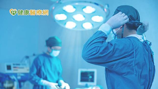 白內障可藉由手術恢復視力，不過傳統使用的局部麻醉手術過程對容易緊張的患者相當煎熬。