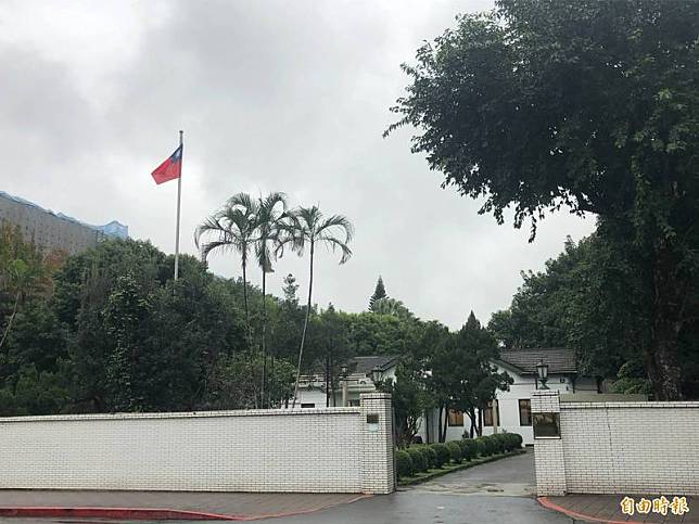 位於博愛特區、台灣美國事務委員會(簡稱台美會)內的中華民國國旗今天竟發生「倒掛」情形，民眾目睹傻眼。台美會內國旗目前已轉回正確方向。(記者呂伊萱攝)
