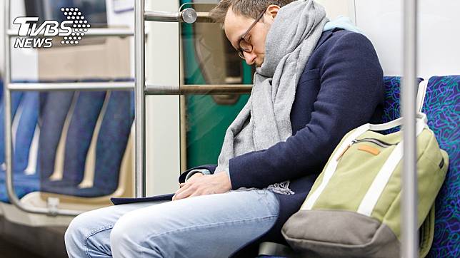 通勤族搭乘大眾運輸系統時，總是會小睡片刻以補充體力。示意圖／TVBS