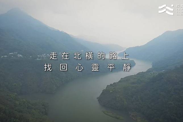 桃園市政府風管處邀請知名主持人謝哲青拍攝桃園北橫〈走在北橫路上〉形象影片。（圖／桃園市政府風管處提供）