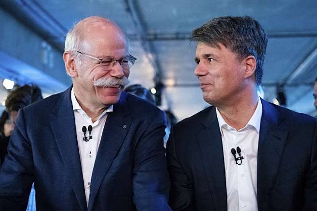 BMW執行長克魯格（Harald Krueger，右）與戴姆勒執行長柴奇（Dieter Zetsche，左）宣布兩家公司將攜手合作。（美聯社）