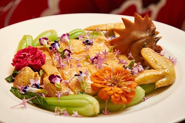 失傳多年、極考驗刀工的江南百花雞，為現任行政主廚何鴻賓的拿手菜。(圖/大三元酒樓)