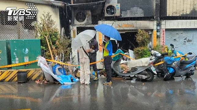 永康3死大火，家屬重回現場。（圖／TVBS）