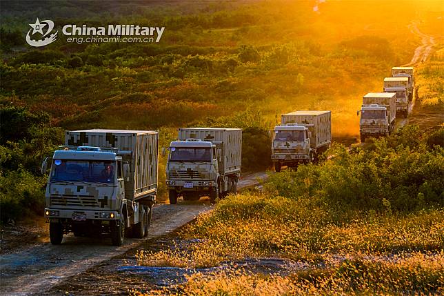 圖為9月26日，北方戰區某旅軍用卡車車隊進行演習。（示意圖／翻攝《中國軍網》）