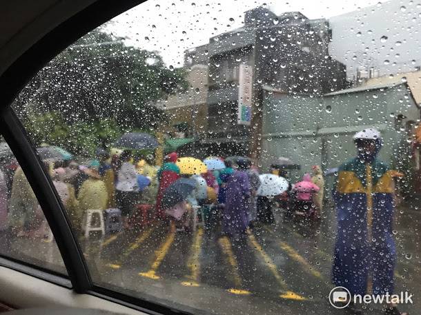  尼莎、海棠雙颱夾擊帶來豪雨，但嘉義市老字號餅鋪照樣大排長龍。   圖：讀者提供 