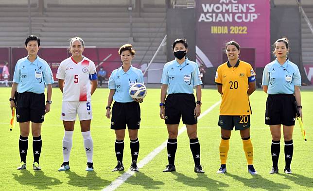 我國國際裁判王婕(左三)首次擔任女子亞洲盃會內賽小組賽事主審。足球協會提供。下同。