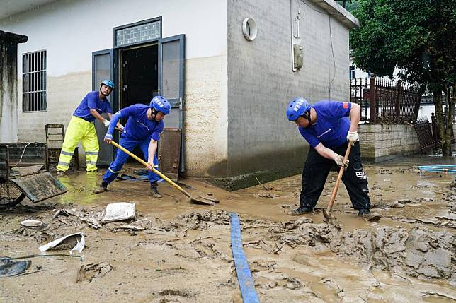 Emergency response workers clear mud for local residents at Shaolian Village, Shexian County, Huangshan City, east China's Anhui Province, June 24, 2024. (Xinhua/Du Yu)