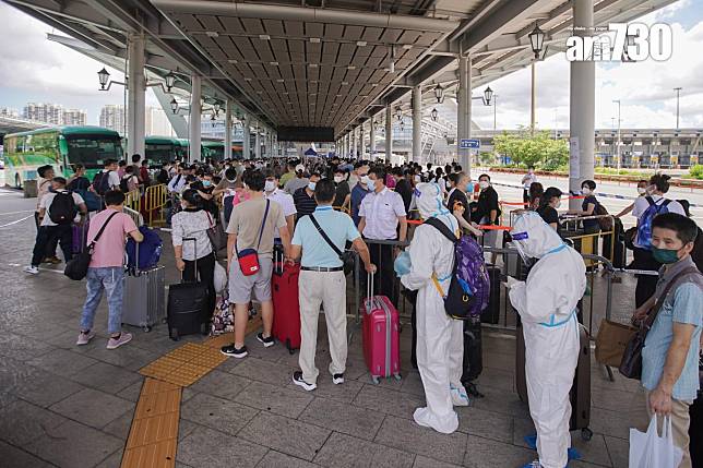 深圳灣管制站近日有大批旅客輪候即場檢測。(資料圖片／李睿哲攝)