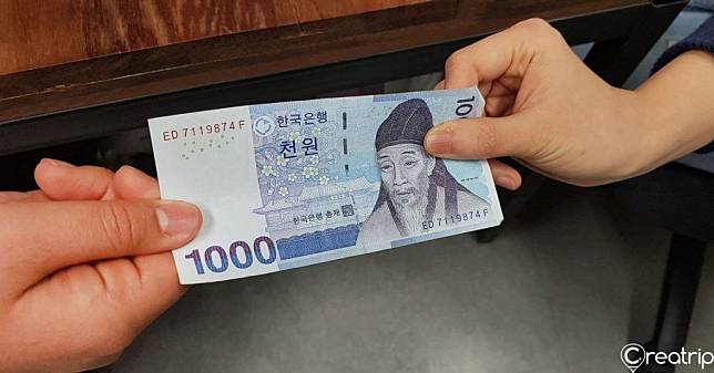 所以在韓國結帳的時候，一定要把現金或信用卡交給店員！
