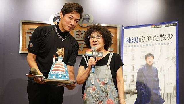 陳鴻（左）辦新書感恩暢銷發布會，唐琪特別為他做出最後一個芭比娃娃的創意造型蛋糕。陳鴻提供
