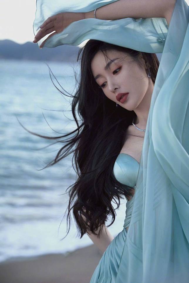 นักแสดงสาวสวยตะลึงในลุคพรมแดง