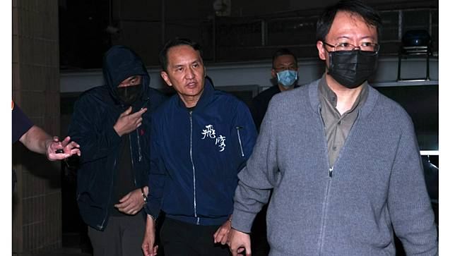 因為裝設針孔遭到收押禁見的愛爾麗集團總裁常如山(圖中)、集團特助張元齡(圖右)以及針孔業者謝金亨。資料照。廖瑞祥攝