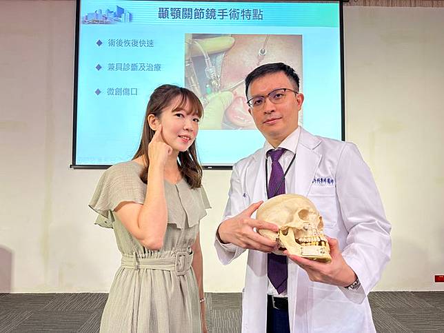 陳老師(右)出現進食疼痛、咀嚼困難、張口度小等症狀，經羅文甫醫師(左)以微創顳顎關節鏡手術治療，術後第14天便重拾正常生活。院方提供