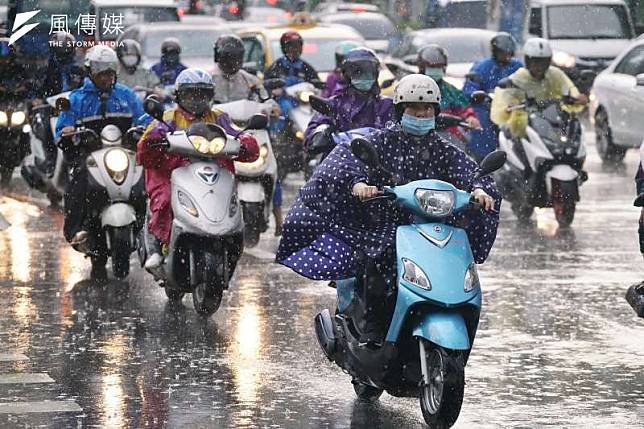 騎車碰到大風大雨時，會讓人感到崩潰。（示意圖／盧逸峰攝）