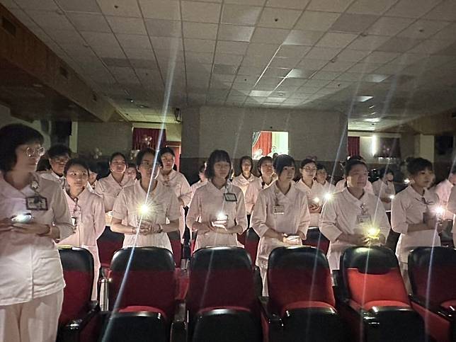 慶祝大會「傳光」儀式，代表護理人員使命的傳承交付，用愛的燭光照亮病人。（記者湯朝村攝)