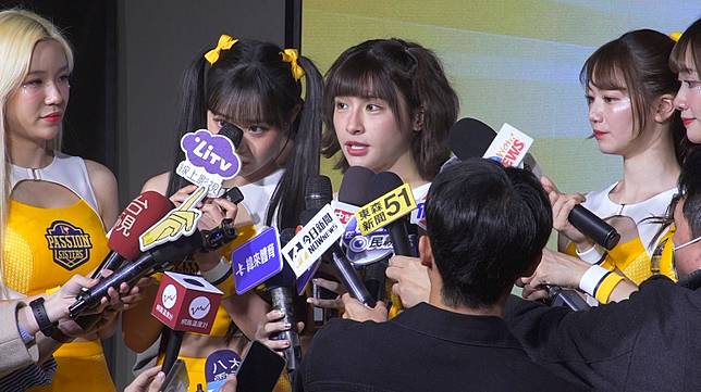 無懼PS學妹年輕、國際化！峮峮展EQ笑稱球迷可以「我要全部！」