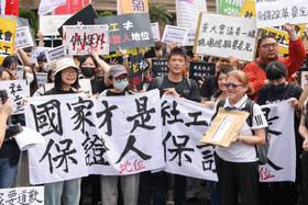 社工赴行政院抗議「國家才是兒少生存權益保證人」。廖瑞祥攝