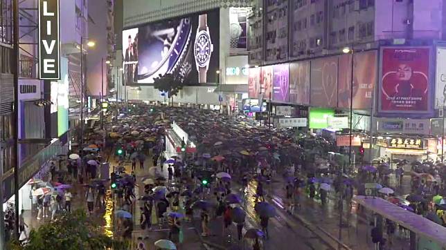 香港民間人權陣線18日在維多利亞公園舉行「流水式」反送中集會。集會於下午2時開始，參加者塞爆現場，入夜後仍有大批示威者湧入維園。   圖：翻攝自立場新聞臉書。