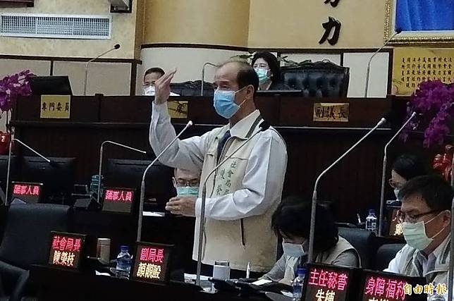南市社會局長陳榮枝赴議會進行專案報告，包括藍綠多位議員對他的表現給予肯定，盼他繼續為台南市打拚。(記者蔡文居攝)