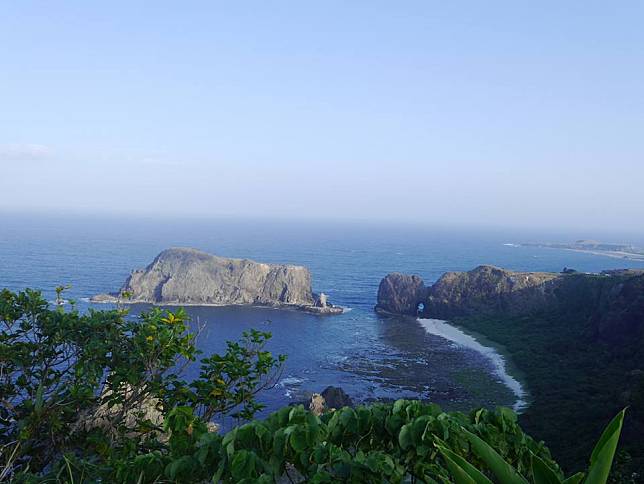 綠島海上奇岩哈巴狗睡美人。（中華旅行社提供）