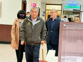 劉石純(前方拿拐杖者)涉及林姿妙貪污案，今天到高院出庭喊冤。侯柏青攝