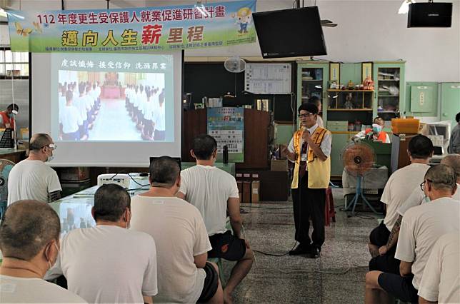 勞工局結合台南監獄舉辦就業促進講座，協助他們了解未來就業市場趨勢及求職準備，增加未來就業信心。（勞工局提供）