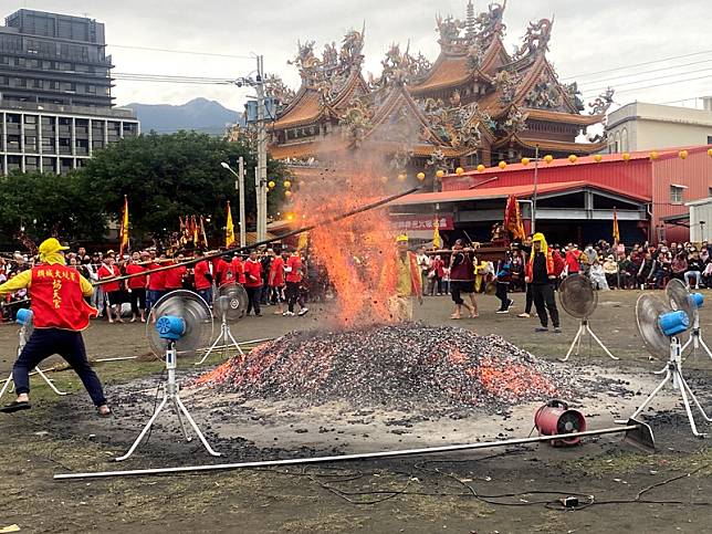 頭城大坑罟關聖帝君263年祭典跳過火