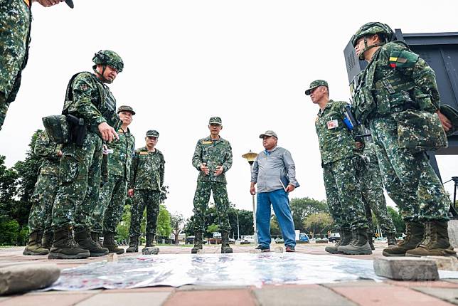 統裁官李中將瞭解兩位旅長作戰構想。（軍聞社記者周昇煒攝）