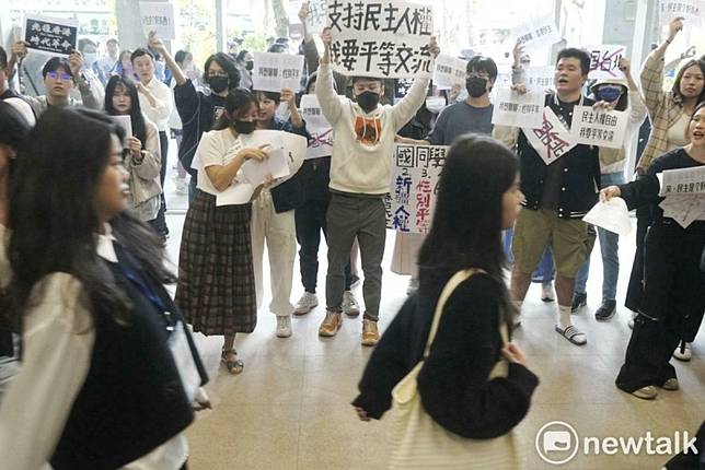 陸生團訪問清華大學期間，再遇學生抗議。示意圖，圖為陸生團訪問台大社科院期間，有學生舉牌抗議。 圖：張良一/攝（資料照）