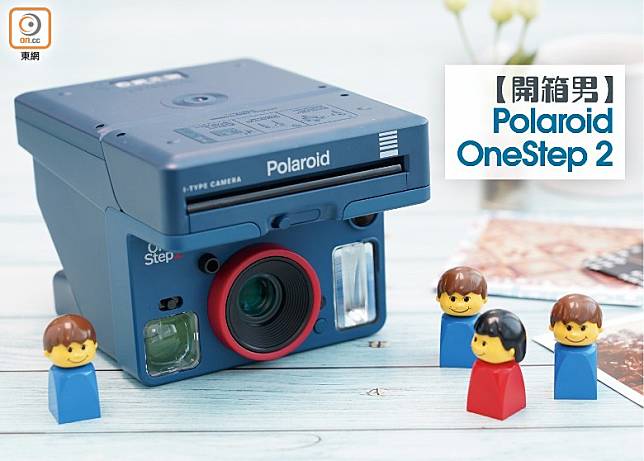 Polaroid OneStep 2怪奇物語版，採用劇中招牌的的藍、紅色主調。（張群生攝）