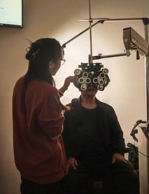 李連杰與前妻生的二女兒李苔蜜，現在是眼科醫生，曾幫爸爸檢查視力。翻攝李連杰微博