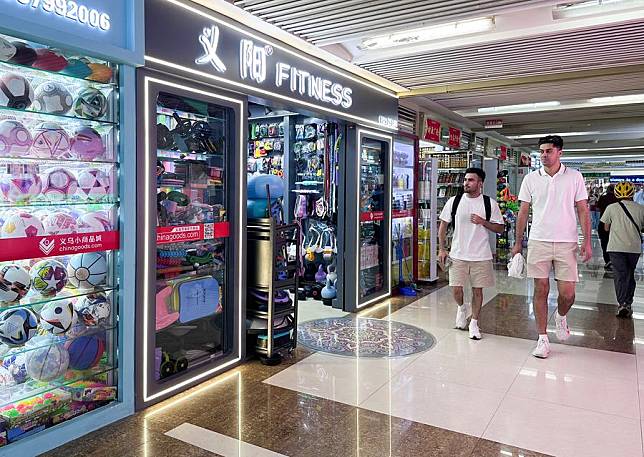 Foreign merchants visit the Yiwu International Trade Market in Yiwu, east China's Zhejiang Province, July 29, 2024. (Xinhua/Li He)