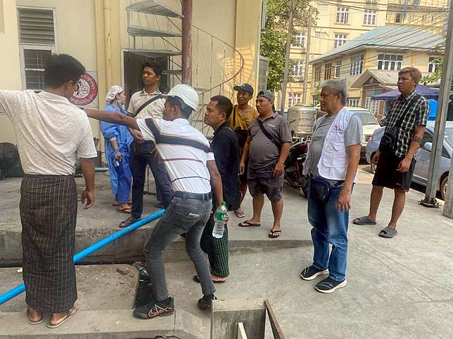 由於當地運河水質不佳，無國界醫生工作人員與曼德勒綜合醫院管理人員商討尋找替代水源。照片拍攝於2025年4月3日。