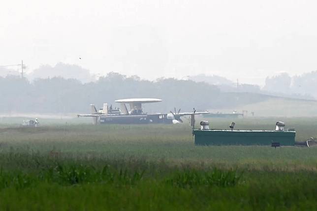 空軍1架E-2K預警機今早降落衝出跑道，機腹著地趴在機場端。民眾提供  
