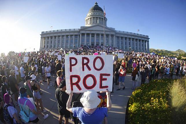 2022年6月24日，在聯邦最高法院推翻墮胎權之後，美國民眾在鹽湖城的猶他州議會大廈聚眾抗議。（美聯社）