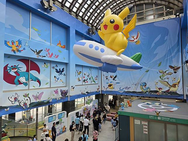 能登機場昨（7日）開航滿23年之際，正式華麗變身為全球第一座冠上寶可夢之名的「能登里山寶可夢與你同行機場」。（翻攝自@Pokemon_cojp X）
