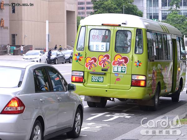 公共汽車招呼站10公尺內禁止臨時停車，7月起機車違規停車罰900元、小型車罰1200元(圖/卡優新聞網)