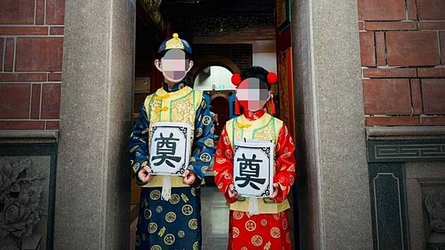 因應萬聖節，有一名母親將兒女打扮成「金童玉女」進入萬和宮媽祖廟拍照，挨批不尊重。翻攝爆廢公社二館臉書