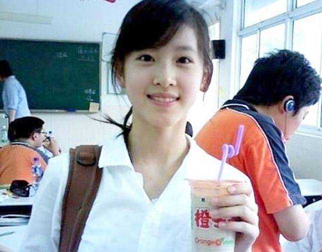 奶茶妹章澤天就是靠著這張握著奶茶的照片而爆紅。（翻攝中國媒體）