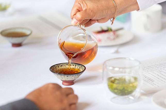 Yihong black tea is poured into a cup during the &ldquo;Tea for Harmony&rdquo; cultural salon in Bath, Britain, May 24, 2024. (Photo by Stephen Chung/Xinhua)