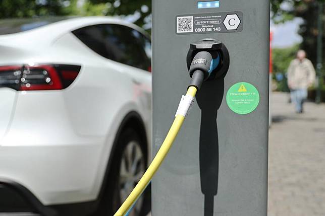 This file photo taken on June 6, 2024 shows an electric car at a charging station near the European Commission building in Brussels, Belgium. (Xinhua/Zhao Dingzhe)