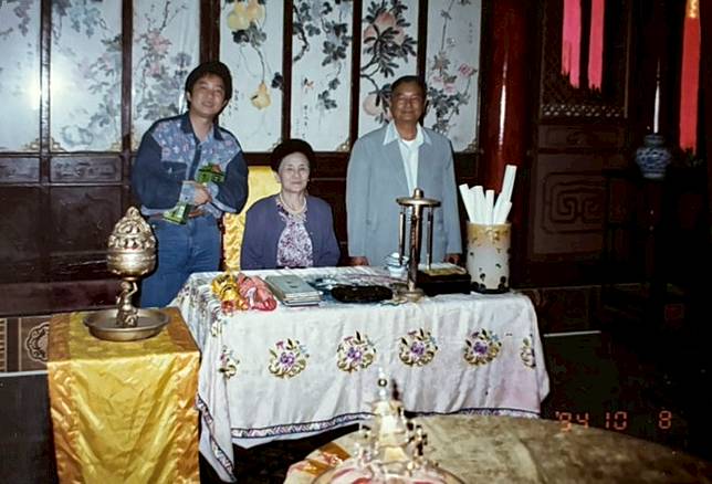 資深演員高群（圖左）對已故雙親充滿思念與感恩。(高群 提供)