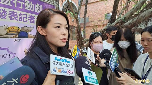 新竹市寡婦樓都更案環評初審極音速通過遭質疑環評主席曾任建商獨董，新竹市長高虹安今天受訪稱，環評主席解鴻年非她任內聘任，且現階段環評也還未通過。(記者洪美秀攝)